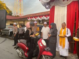 Tebar Kebaikan di Bulan Ramadan, Kapolres bersama Bupati Balangan Bagikan Takjil Gratis
