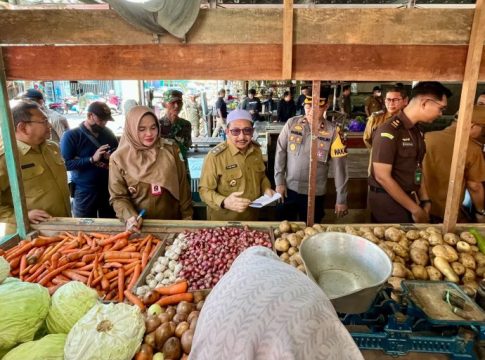 Tinjau Harga Bahan Pokok, Wakil Bupati Banjar Pastikan Stok Aman Hingga Lebaran