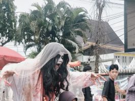 Di Balik Kostum Gundam dan Kuntilanak: Kisah Pejuang Rupiah di Pasar Wadai Ramadhan
