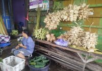 Jelang Lebaran, Pedagang Ketupat di Banjarmasin Juga Jual Lontong