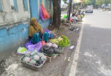 Jual Kembang Saat Lebaran, Farhana Senang Bisa Raup Untung Besar