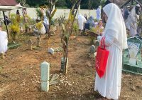 Ini Makna Tradisi Meletakkan Daun Kelapa di Atas Kubur di Desa Merah