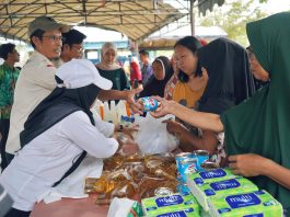 Demi Sembako Harga Miring, Warga Rela Antre Sejak Pagi di Pasar Murah Desa Muara Jaya