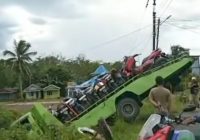 Truk Kontainer Pengangkut Sepeda Motor Terperosok di Mantewe