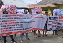 Kontroversi Jerat Hukum Owner Mama Khas Banjar, Sekelompok Massa Orasi Tuntut Hak Konsumen
