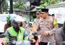Personel Polres Bagikan 200 Paket Takjil Gratis ke Pengguna Jalan