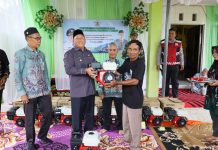 Anggota Kelompok Perikanan Gawi Selaras Senang Terima Bantuan 12 Mesin dari Bupati Batola