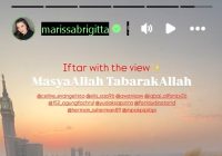 Celine Evangelista Sekeluarga Buka Puasa di Tempat Terbuka Berpemandangan Alam dan Matahari Terbenam Kota Mekkah