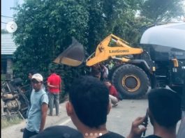 Kecelakaan di Tapin! Petugas Kerahkan Alat Berat untuk Evakuasi Truk Molen