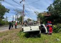 Pikap Terbalik di Karang Intan Tabrak Toko Tanaman Warga