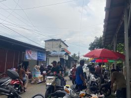 Meski Gerimis Warga Tetap Antusias, Pasar Awayan Dipadati Pemburu Takjil