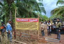 Warga Lakukan Aksi Damai Tutup Akses Jalan Plasma PT KJW, Perjuangkan Hak Lahan