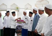 Safari Ramadhan di Desa Kunyit Wabup Tala H Zazuli Serahkan Hibah Rp 355 Juta