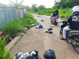 Warga Jalan Pusara Pelaihari Keluhkan Bau Sampah yang Berhamburan di Jalan