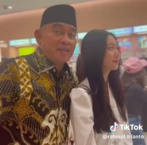 Bupati Tanah Laut, Rahmat Trianto, mendampingi putrinya belanja skincare. (wartabanjar.com - Ist. TikTok)