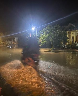 Sejumlah Ruas Jalan Desa Badalungga Banjir, Diki Mulai Khawatir Air Sudah Rendam Halaman Rumah