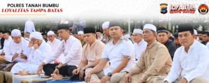 Kapolres Tanah Bumbu, AKBP Arief Prasetya, mengikuti shalat Idul Fitri di halaman Mapolres, Senin. (wartabanjar.com - Ist. Humas)