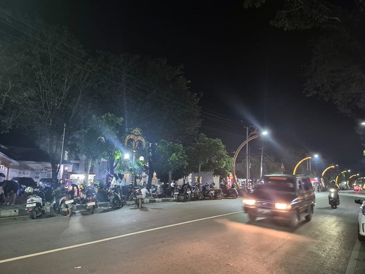 01042025_Kawasan Pal-palan dipadati pengunjung yang ingin nongkrong atau sekadar bersantai, Selasa malam. (wartabanjar.com - Gazali) Kawasan Pal-palan dipadati pengunjung yang ingin nongkrong atau sekadar bersantai, Selasa malam. (wartabanjar.com - Gazali)