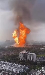 Kebakaran di Petronas dipicu pipa meledak, api merembat hingga ke rumah warga. (wartabanjar.com - Ist. @malayraya.info)