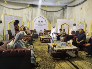 Keuskupan Banjarmasin dipimpin Mgr Victorius hadiri open house di kediaman keluarga besar Haji Leman, Selasa. (wartabanjar.com - Ramadan)