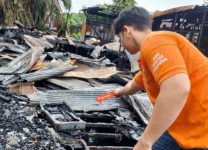 Tim Inafis Polresta Palangka Raya melakukan olah TKP di lokasi kebakaran Jalan Sakan VII, Selasa. (wartabanjar.com - Ist. Humas)