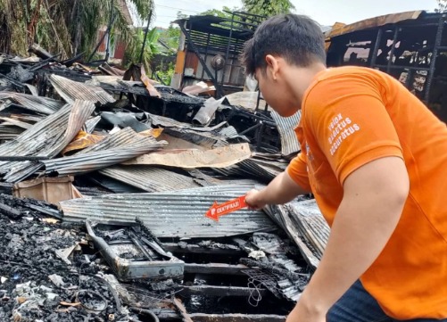 Tim Inafis Polresta Palangka Raya melakukan olah TKP di lokasi kebakaran Jalan Sakan VII, Selasa. (wartabanjar.com - Ist. Humas)