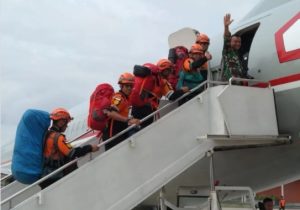 Tim dari TNI dan Basarnas membawa bantuan kemanusian untuk korban gempa di Myanmar, Selasa. (wartabanjar.com - Ist. Puspen)