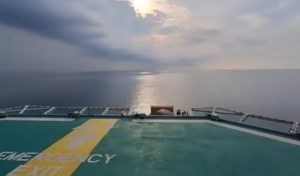 Laut di lepas pantai begitu tenang saat takbiran berkumandang di salah satu kapal. (wartabanjar.com - Ist. @zona_inspirasiwanita)