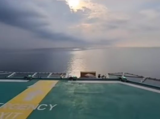 TAKJUB! Pelaut Terpana Melihat Fenomena Air Laut Tenang Saat Hendak Shalat Id di Geladak Kapal di Lepas Pantai