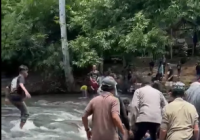 Berwisata Libur Lebaran, Bocah Terjepit Bebatuan di Jeram Alam Roh 17, Penyelamatan Berlangsung Dramatis!