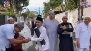 Ruben Onsu menyalami warga yang ia temui dalam perjalanan dari masjid menuju rumah Ivan Gunawan sepulang shalat Id, Senin. (wartabanjar.com - Ist. @zona_inspirasiwanita)