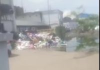 Sampah di Pasar Hanyar Kian Parah, Setelah di Bawah Kini Menumpuk di Parkiran Atas, Bau Busuk Ayam