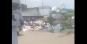 Tumpukan sampah di bagian atas Pasar Antasari yang merupakan area parkir menuju los pakaian dan ke Ramayana. (wartabanjar.com - Ist. @info_banjarmasin)