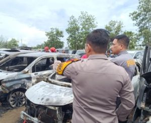 Kapolsek Liang Anggang dan anggota mendatangi lokasi parkiran PT JBA yang terbakar, Kamis siang. (wartabanjar.com - Ist. @polsek_liang_anggang)