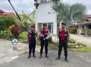 Personel Polresta Banjarmasin melakukan patroli di salah satu komplek perumahan memantau rumah yang ditinggal mudik semua penghuninya, Kamis. (wartabanjar.com - Ist. Humas)