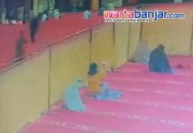 VIDEO - Mengaku Mendapat Bisikan Ghaib, Mahasiswa di Mataram Diamankan Karena Salat di Shaf Perempuan Mengenakan Mukena
