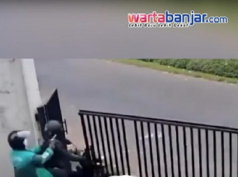 VIDEO - Viral! Warga Gagalkan Aksi Curanmor Dengan Batu, Satu Pelaku Nyungsep Di Selokan
