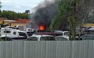 Kebakaran di pelelangan mobil komplek Kota Citra Grha Jalan A Yani Km 17, Banjarbaru, Kamis siang. (wartabanjar.com - Ist. Rekanan)