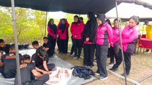 Ketua Bhayangkari Kalsel, Ny Yennie Rosyanto, Jumat 4 April 2025, meninjau dapur lapangan yang akan menyediakan ribuan bungkus nasi untuk jemaah haul Datu Kelampayan. (wartabanjar.com)