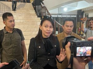 Ketua Umum Asosiasi Bank Sampah Indonesia, Wilda Yanti, yang dikenal pula dengan sebutan Ratu Sampah menjawab pertanyaan media di Balai Kota Banjarmasin, Jumat. (wartabanjar.com - Iqnatius)