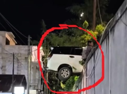 Viral! Mobil Nyaris Jatuh dari Parkiran Lantai Atas Sebuah Pusat Perbelanjaan di Banjarbaru