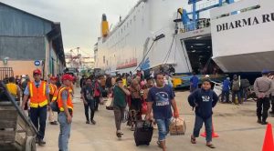 Ratusan penumpang dari Surabaya menggunakan Dharma Rucitra tiba di pelabuhan Trisakti Banjarmasin, Jumat. (wartabanjar.com - Iqnatius)