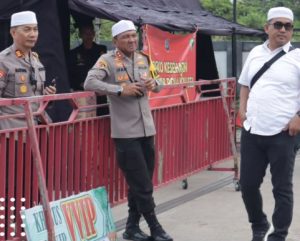 Kapolres Banjar, AKBP Ifan Hariyat (tengah), memimpin langsung pengamanan haul ke-219 Datu Kelampayan, Sabtu. (wartabanjar.com - Ist. Humas)