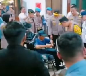 Kunjungan Kapolri Jenderal Listyo Sigit Prabowo ke Semarang, Jawa Tengah, berbuntut dugaan intimidasi oleh ajudan terhadap wartawan. (wartabanjar.com - Ist. @warungjurnalis)