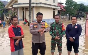 Pemantauan oleh Bhabinkamtibmas, Babinsa, dan BPBD Tabalong di Komplek CPI, Mabuun, Murung Pudak, Minggu. (wartabanjar.com - Ist. Humas)