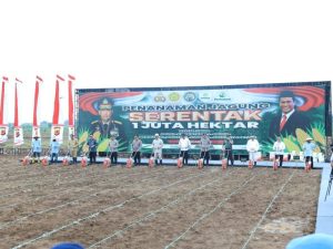 Penanaman jagung serentak kerja sama Kementan dengan Polri. (wartabanjar.com - Istimewa)