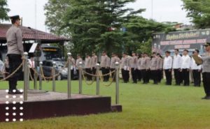 Wakapolres Banjar, Kompol Faisal Amri Nasution SH MM, memimpin apel pagi, Senin. (wartabanjar.com - Ist. Humas)