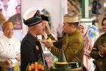 Simbol Harmoni Pemimpin, Bupati Bang Arul Suapi Wabup Nasi Tumpeng di Harjad Ke-22 Tanah Bumbu