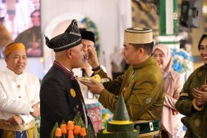 Bupati Andi Rudi Latif atau Bang Arul menyuapi Wabup nasi tumpeng saat perayaan Hari Jadi ke-22 Kabupaten Tanah Bumbu, Selasa 8 April 2025. (wartabanjar.com - Rel)
