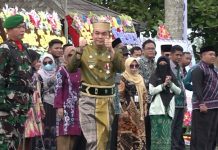Bang Arul Turun dari Podium demi Sapa Peserta Upacara Hari Jadi ke-22 Tanah Bumbu